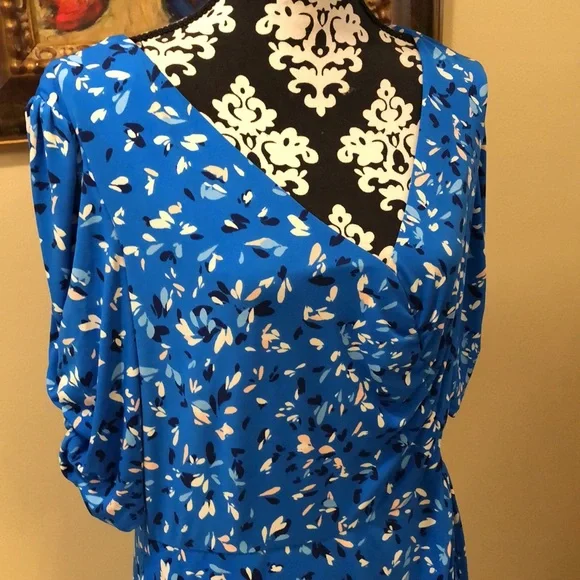 Vince Camuto off v-neck, pretty scrunched shirt sleeves fit & flare dress - Picture 2 of 15